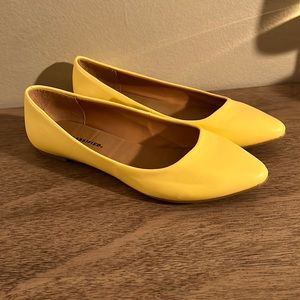 NWOT Cityclassified mustard flats